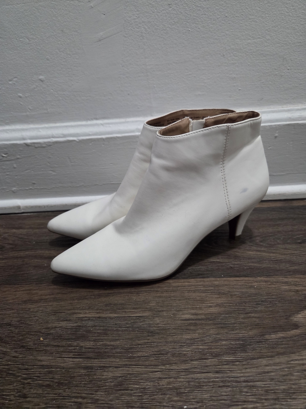 Time and Tru 10 Women's White Memory Foam Pointed Toe Side Zip Ankle Bootie